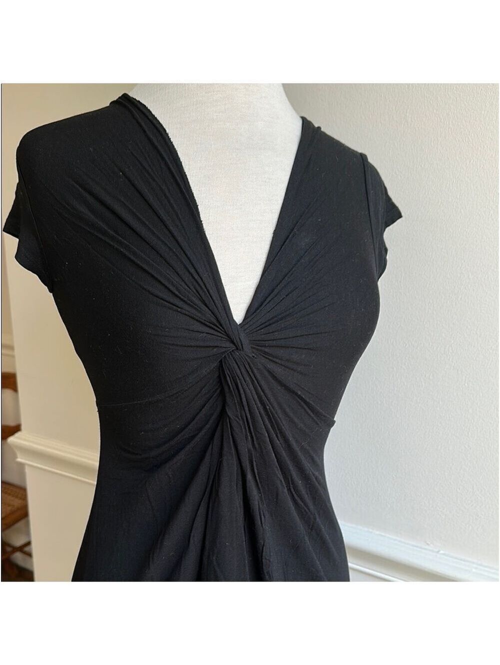 Lux Black V-Neck Twist Front Form fitted Tee Black Medium EUC